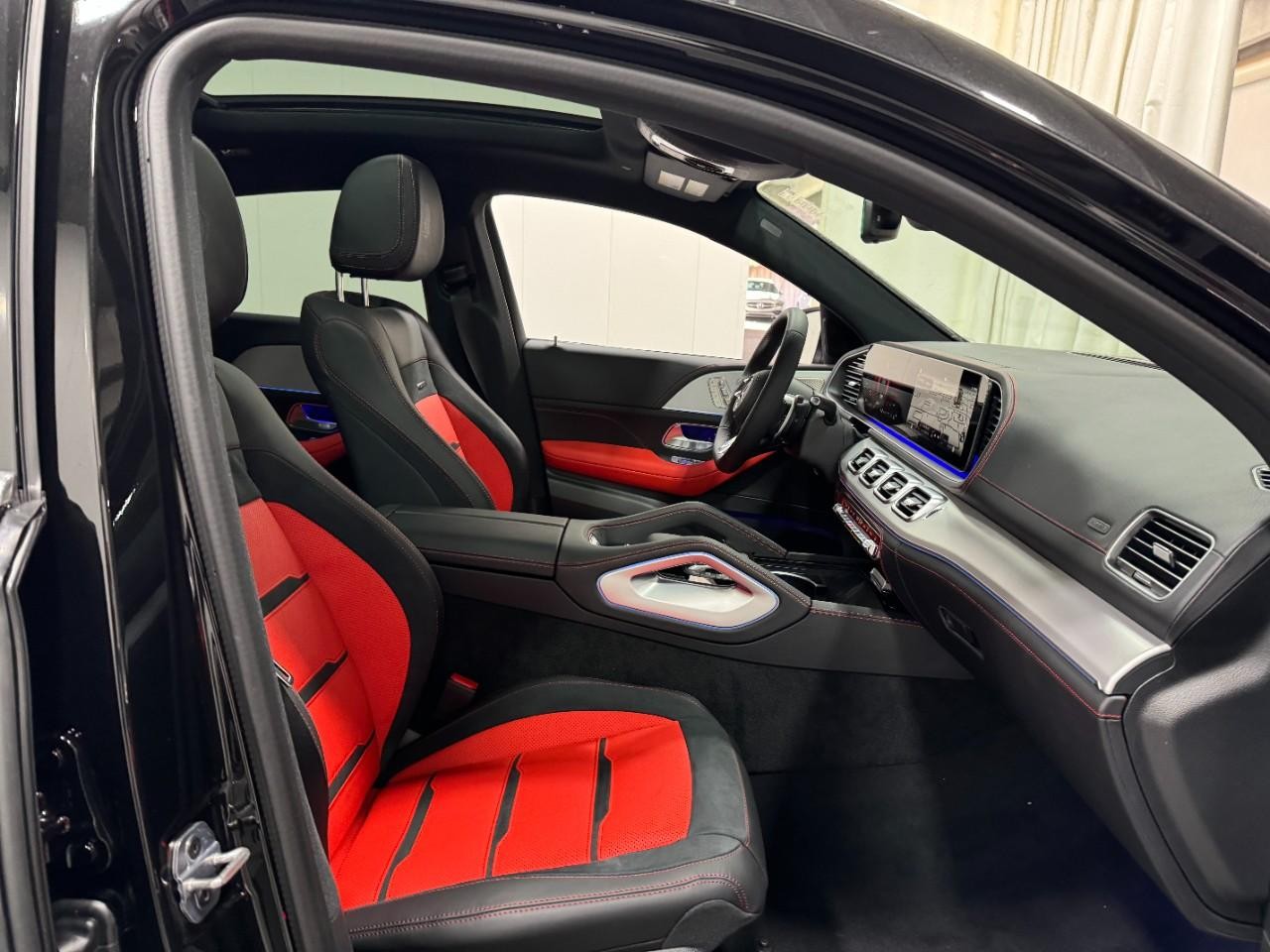 Mercedes-Benz GLE Vehicle Full-screen Gallery Image 18