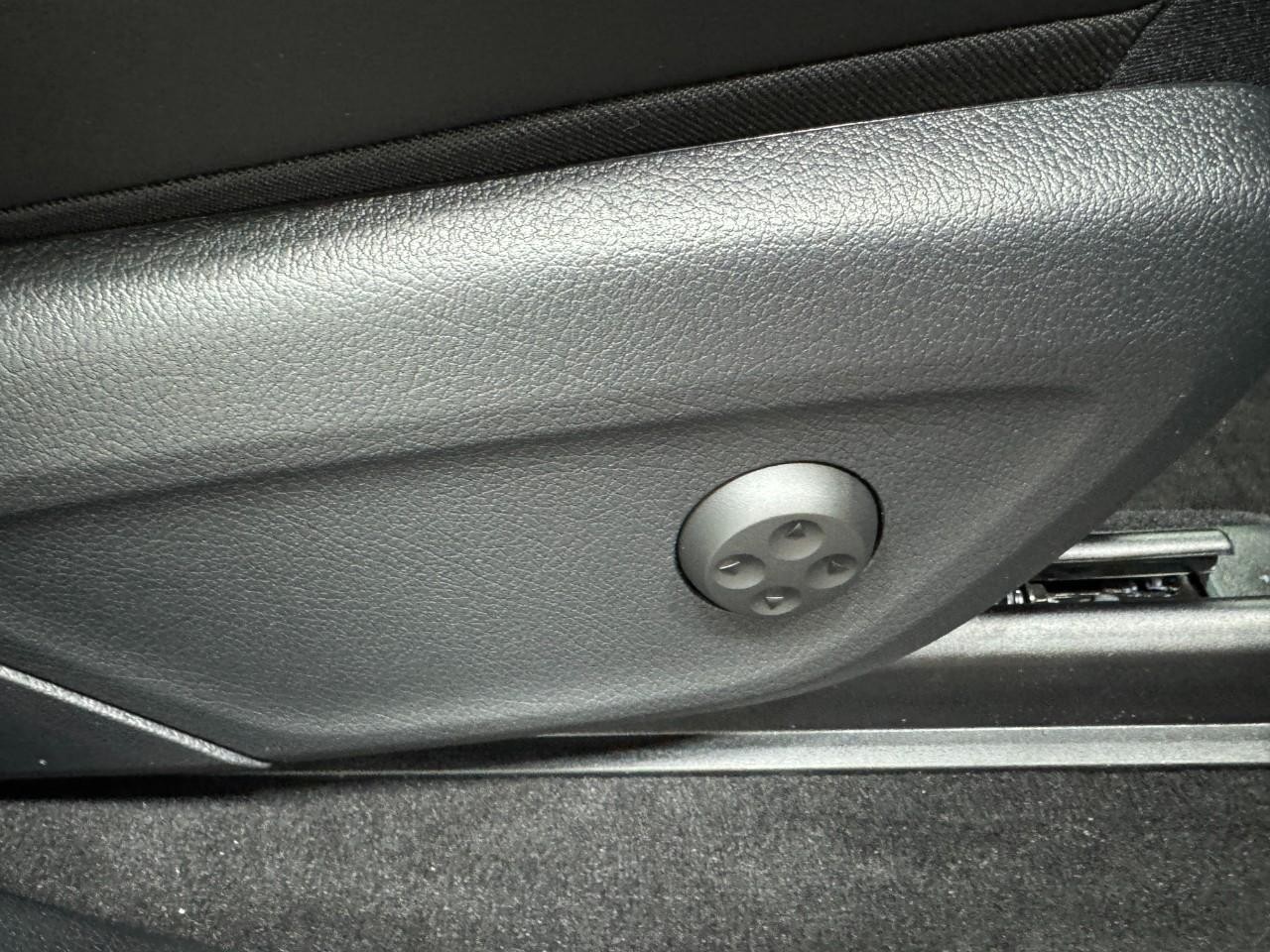 Mercedes-Benz GLE Vehicle Full-screen Gallery Image 20