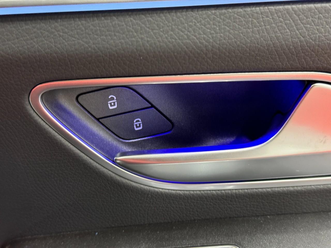 Mercedes-Benz GLE Vehicle Full-screen Gallery Image 22