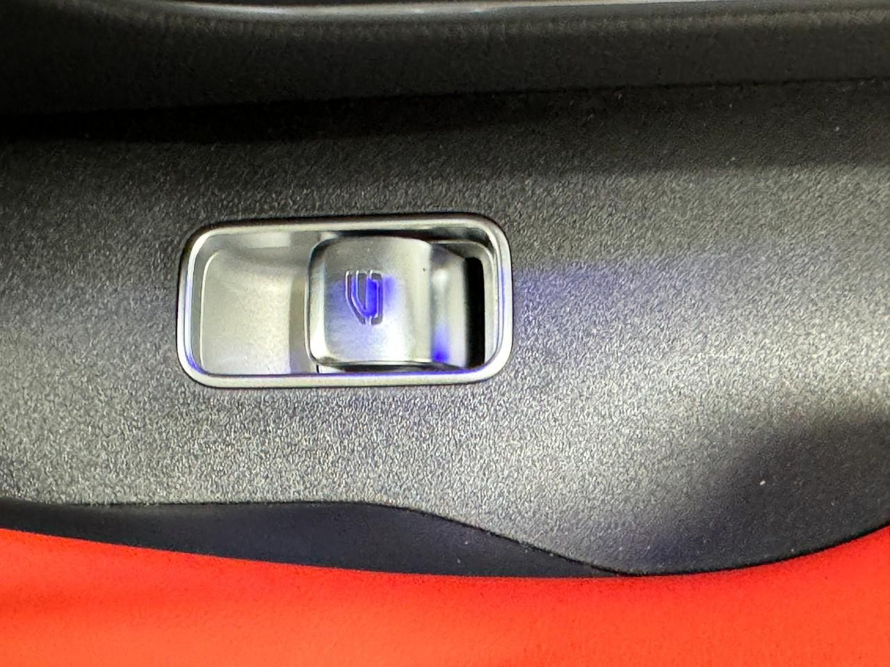 Mercedes-Benz GLE Vehicle Full-screen Gallery Image 23