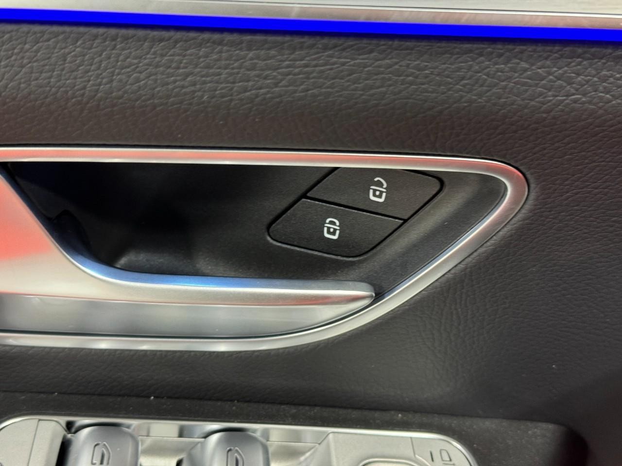 Mercedes-Benz GLE Vehicle Full-screen Gallery Image 26