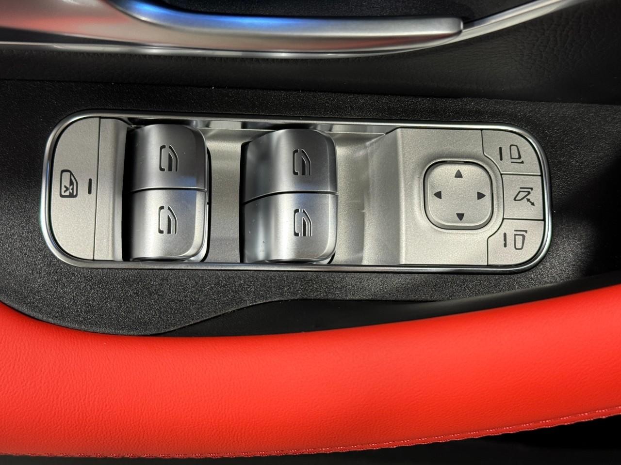 Mercedes-Benz GLE Vehicle Full-screen Gallery Image 27