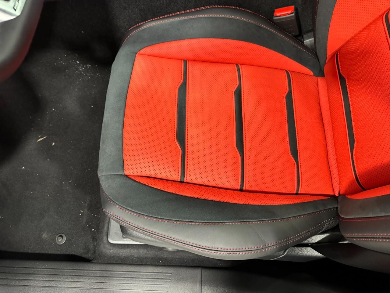 Mercedes-Benz GLE Vehicle Full-screen Gallery Image 30