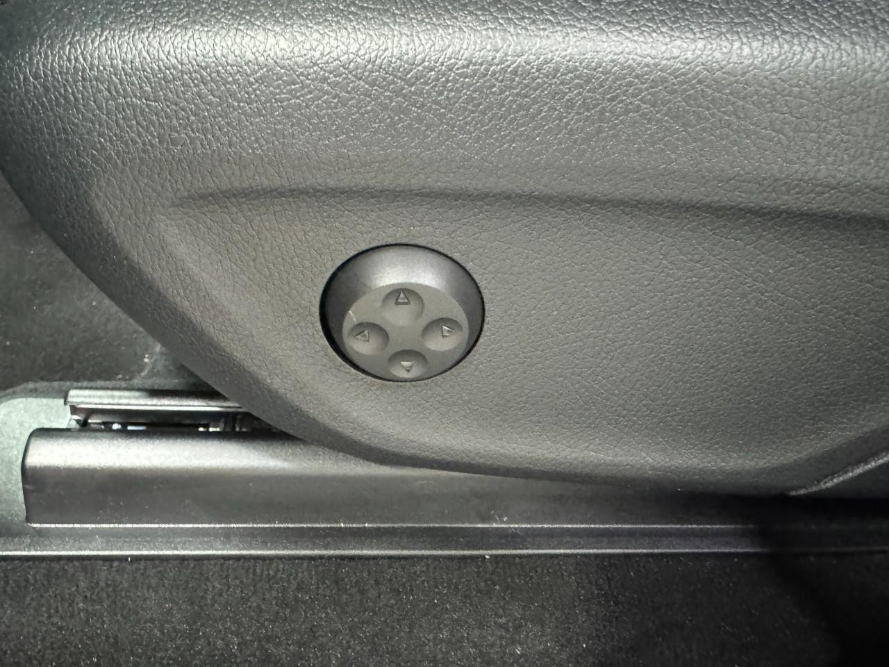 Mercedes-Benz GLE Vehicle Full-screen Gallery Image 31