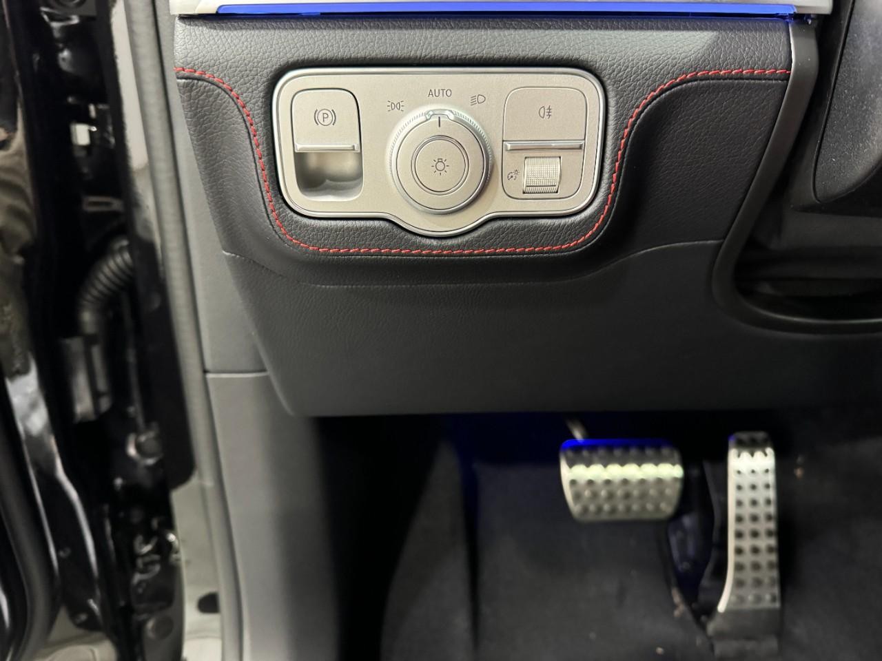 Mercedes-Benz GLE Vehicle Full-screen Gallery Image 32