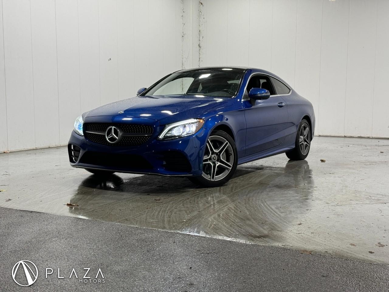 Mercedes-Benz C-Class Vehicle Full-screen Gallery Image 01