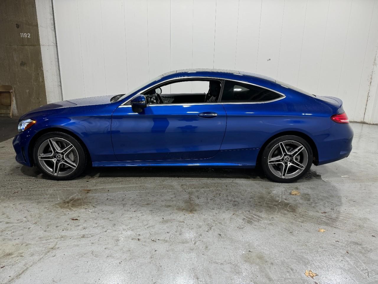 Mercedes-Benz C-Class Vehicle Full-screen Gallery Image 02