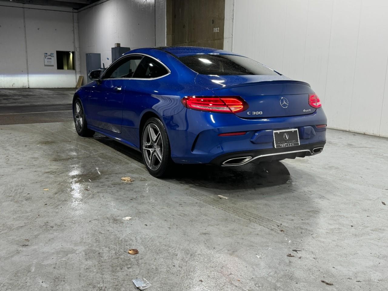 Mercedes-Benz C-Class Vehicle Full-screen Gallery Image 03