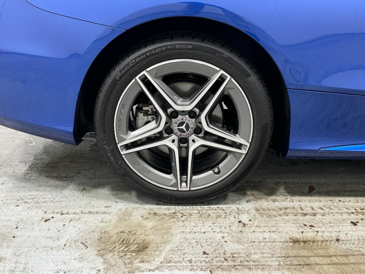 Mercedes-Benz C-Class Vehicle Full-screen Gallery Image 05