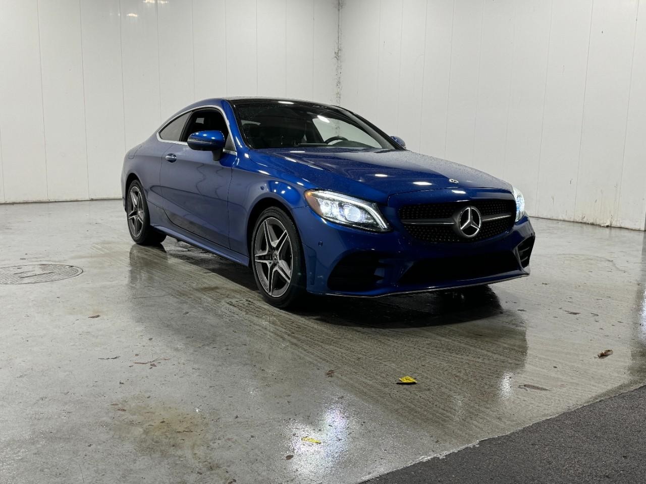 Mercedes-Benz C-Class Vehicle Full-screen Gallery Image 06