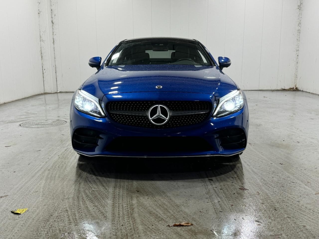 Mercedes-Benz C-Class Vehicle Full-screen Gallery Image 07