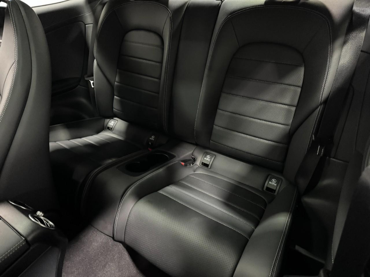 Mercedes-Benz C-Class Vehicle Full-screen Gallery Image 08