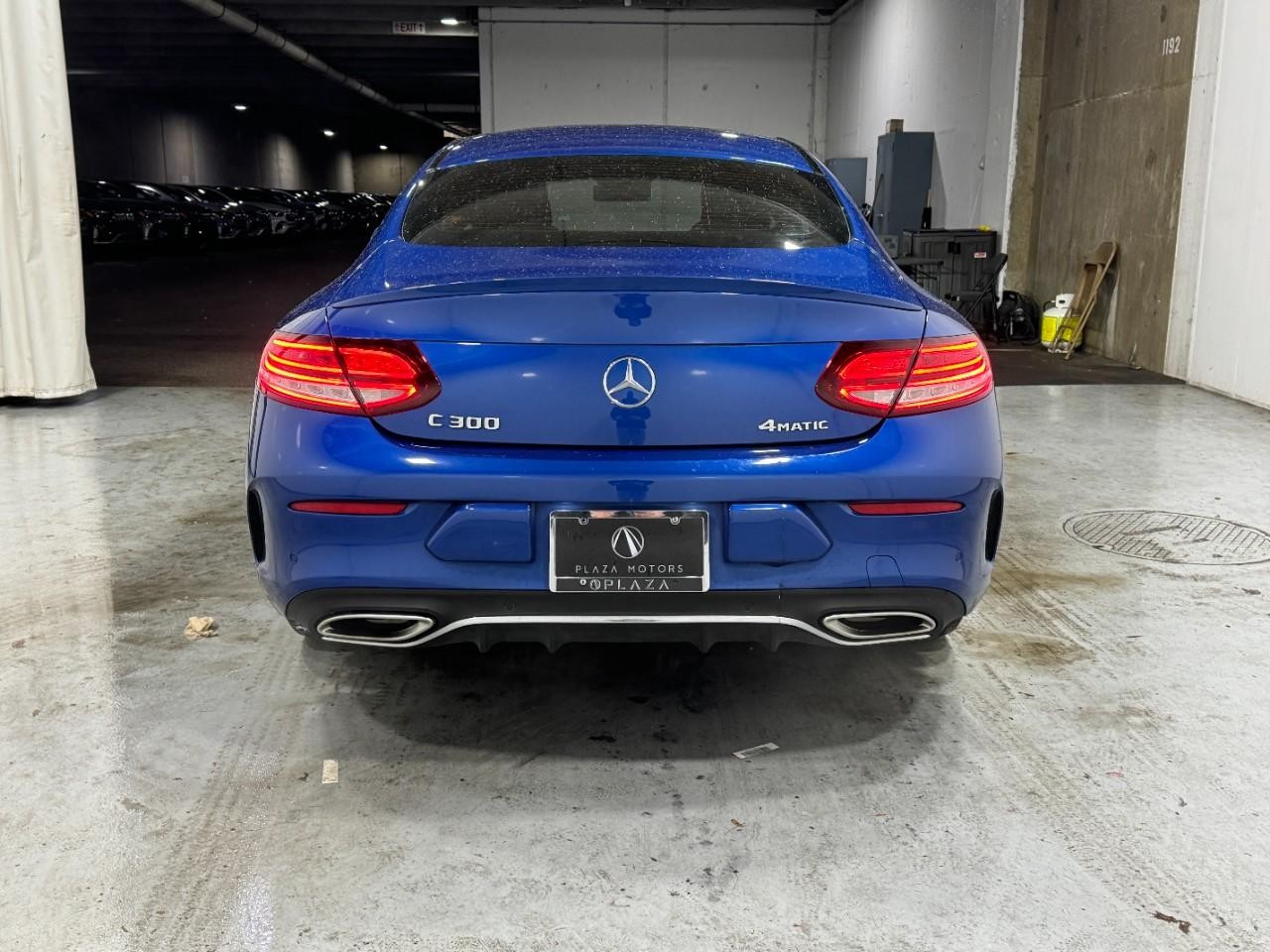 Mercedes-Benz C-Class Vehicle Full-screen Gallery Image 09