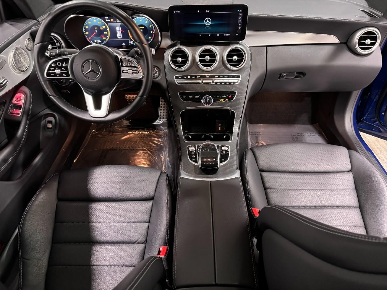 Mercedes-Benz C-Class Vehicle Full-screen Gallery Image 12