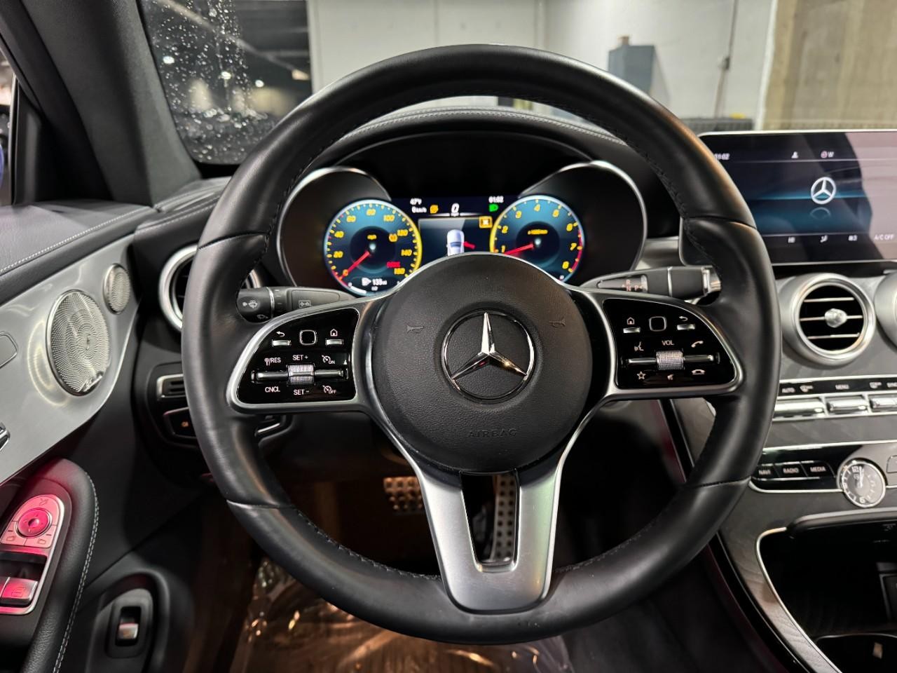Mercedes-Benz C-Class Vehicle Full-screen Gallery Image 13