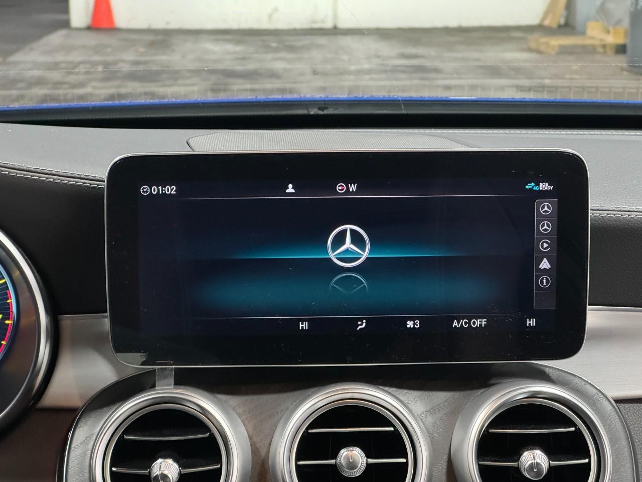 Mercedes-Benz C-Class Vehicle Full-screen Gallery Image 14