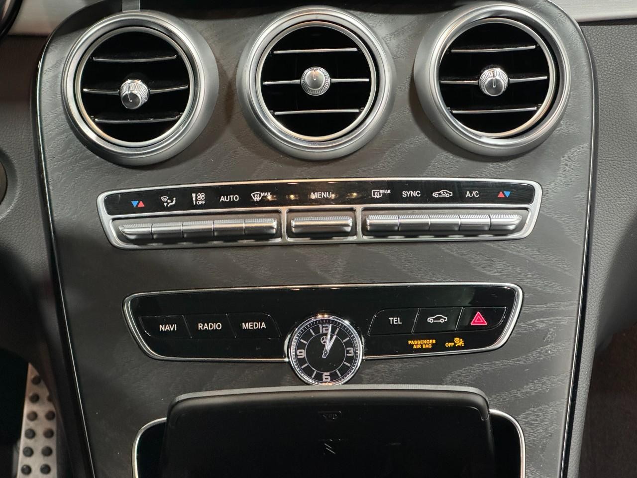 Mercedes-Benz C-Class Vehicle Full-screen Gallery Image 15