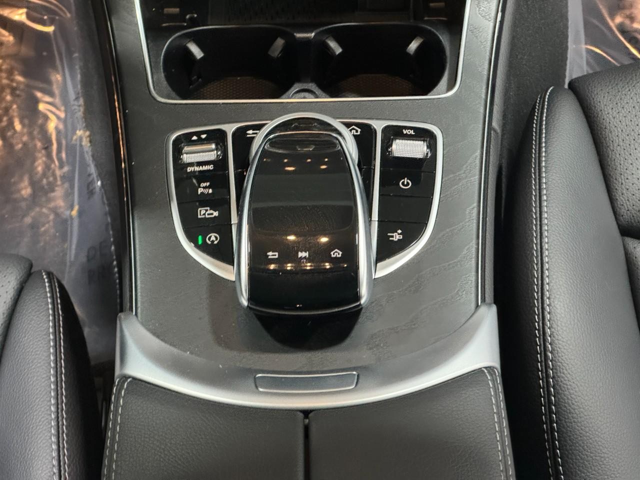 Mercedes-Benz C-Class Vehicle Full-screen Gallery Image 16