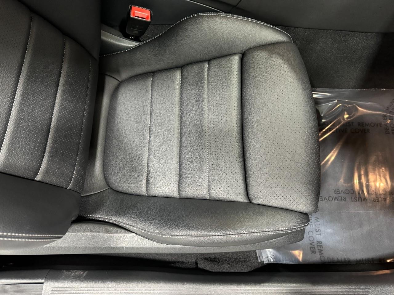 Mercedes-Benz C-Class Vehicle Full-screen Gallery Image 19