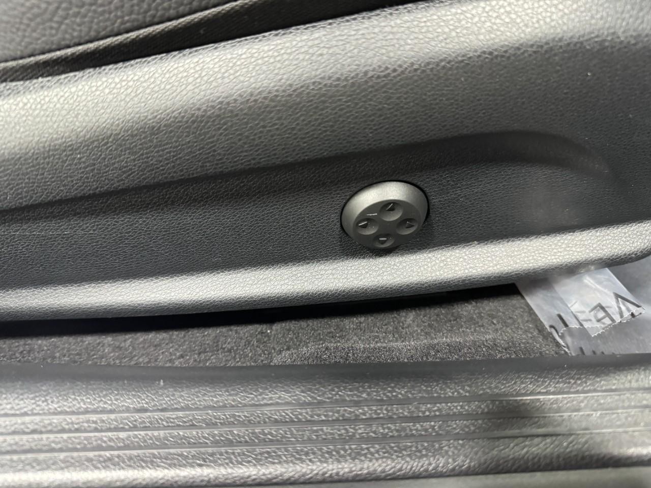 Mercedes-Benz C-Class Vehicle Full-screen Gallery Image 20