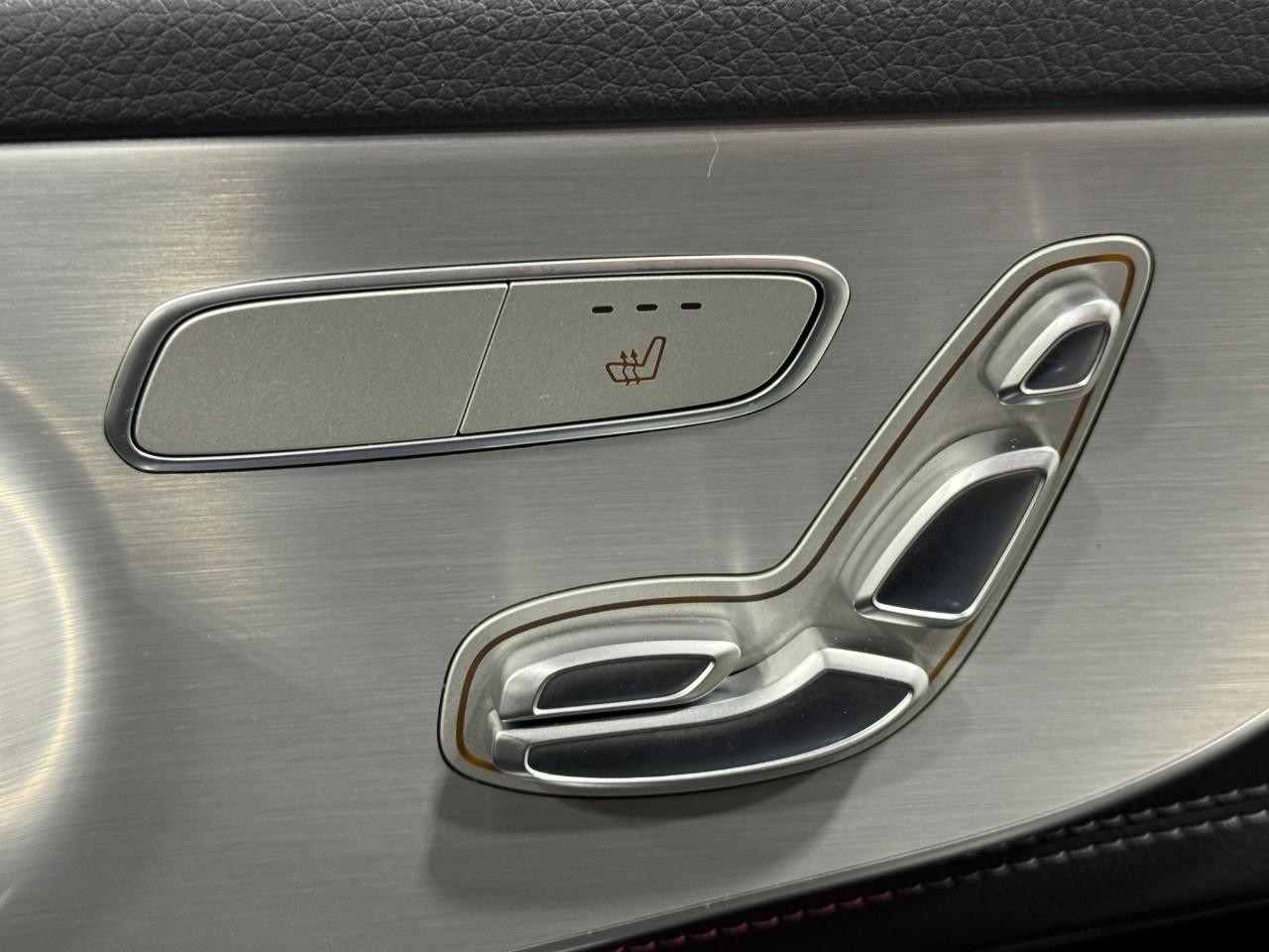 Mercedes-Benz C-Class Vehicle Full-screen Gallery Image 21