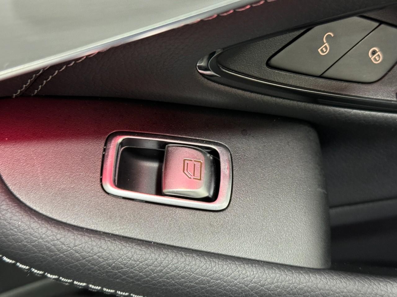 Mercedes-Benz C-Class Vehicle Full-screen Gallery Image 23