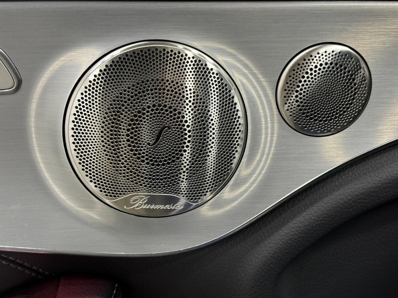 Mercedes-Benz C-Class Vehicle Full-screen Gallery Image 24