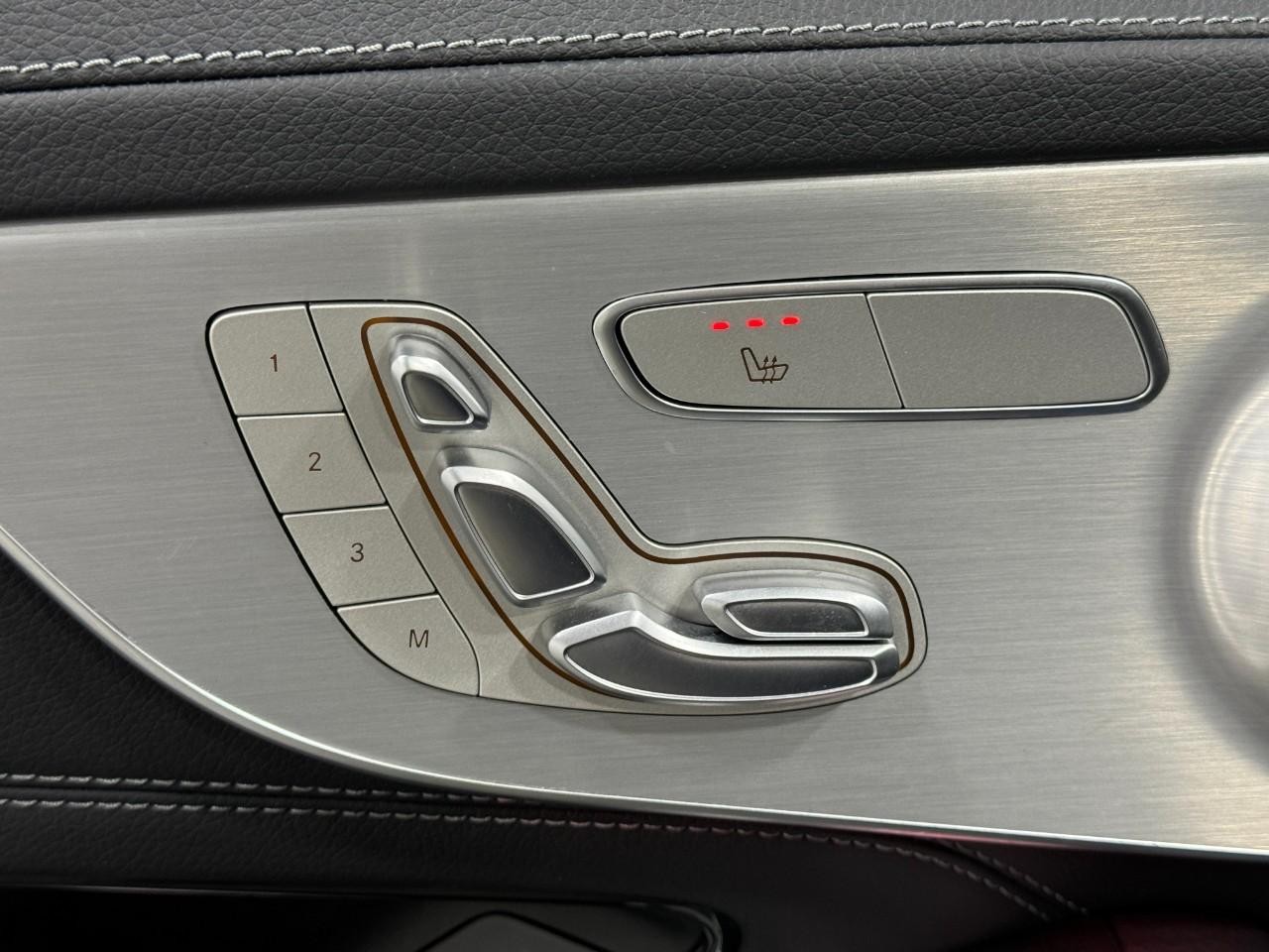 Mercedes-Benz C-Class Vehicle Full-screen Gallery Image 25