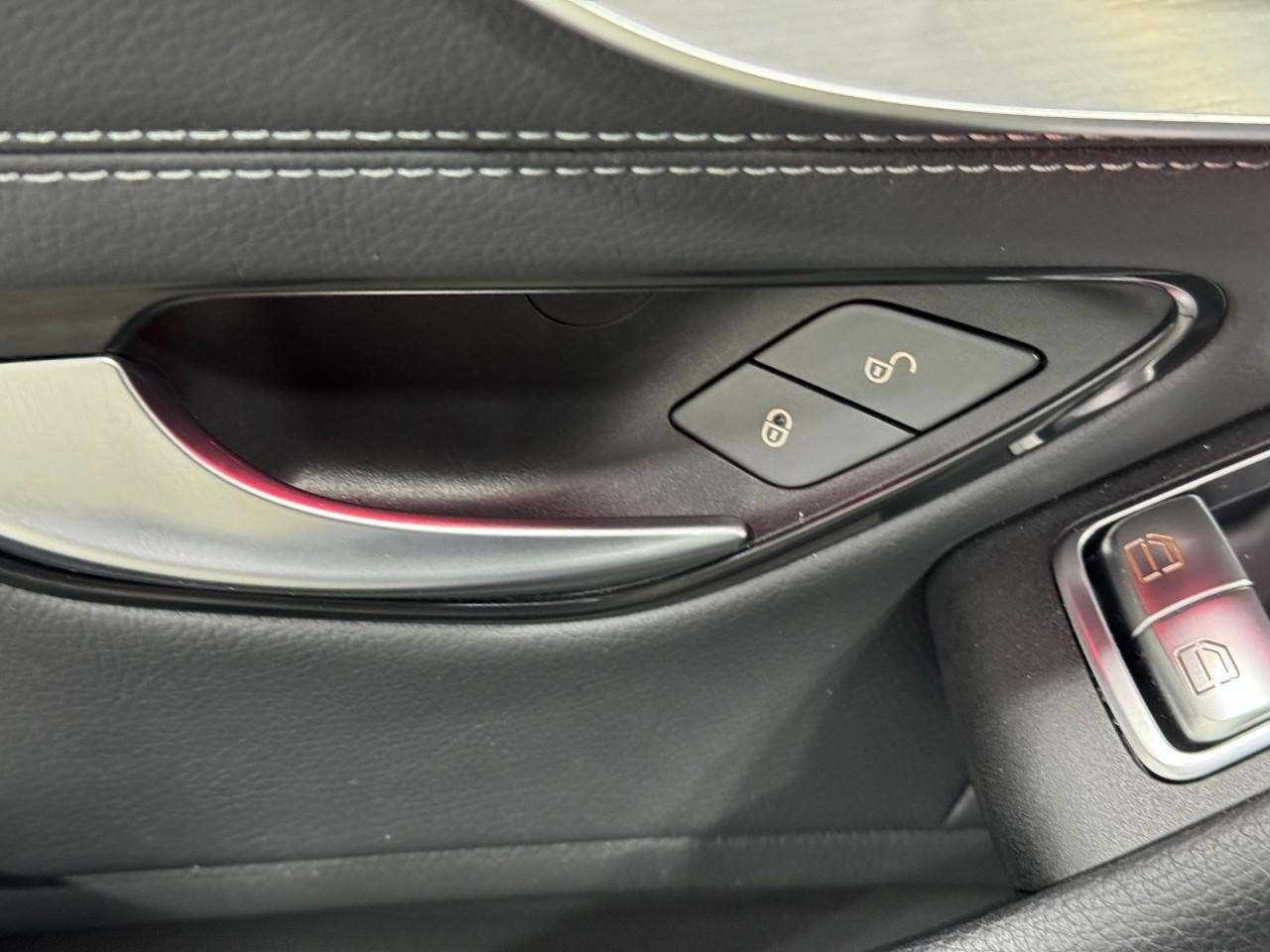 Mercedes-Benz C-Class Vehicle Full-screen Gallery Image 26