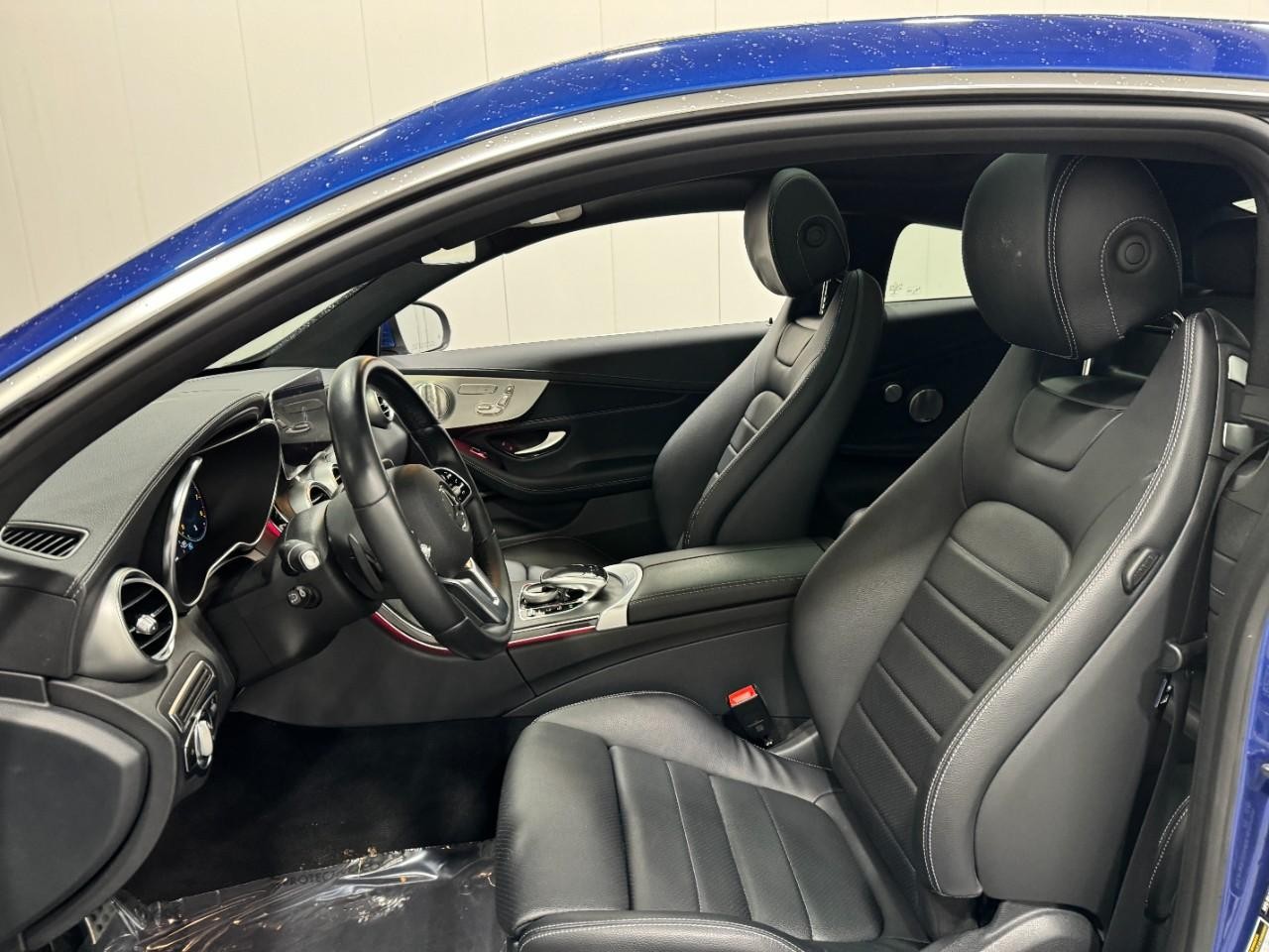 Mercedes-Benz C-Class Vehicle Full-screen Gallery Image 29