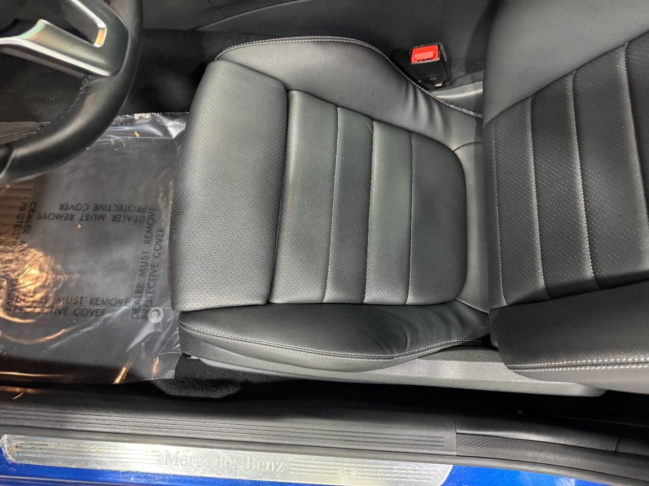 Mercedes-Benz C-Class Vehicle Full-screen Gallery Image 30