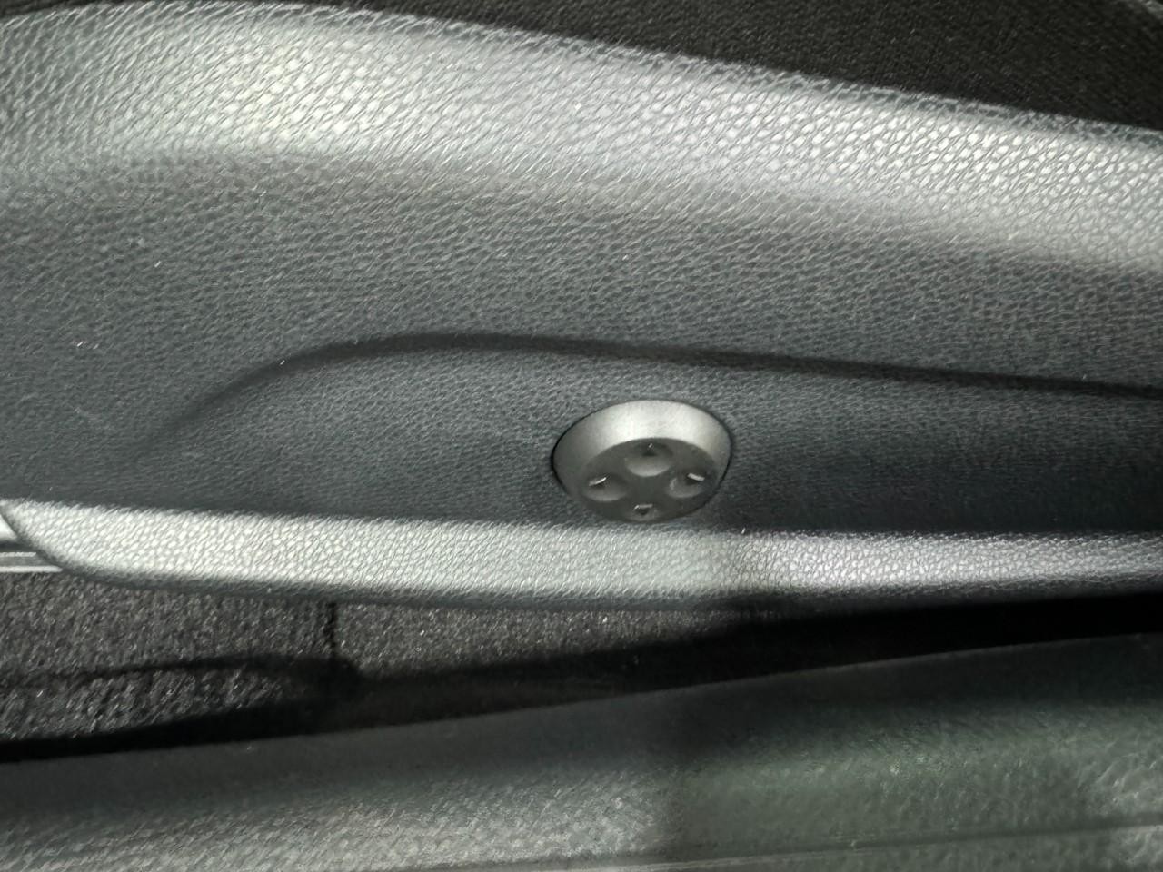 Mercedes-Benz C-Class Vehicle Full-screen Gallery Image 31