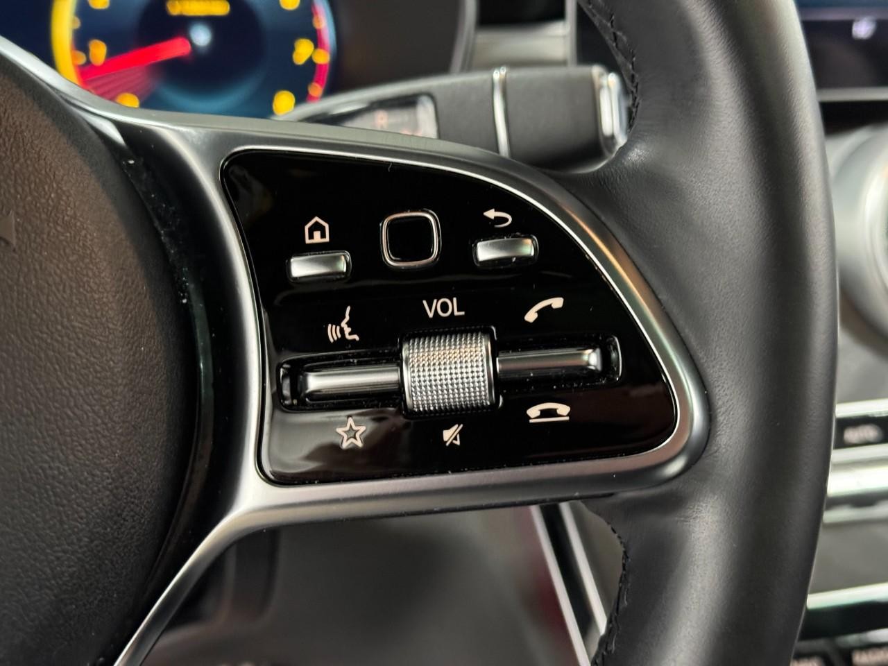 Mercedes-Benz C-Class Vehicle Full-screen Gallery Image 34