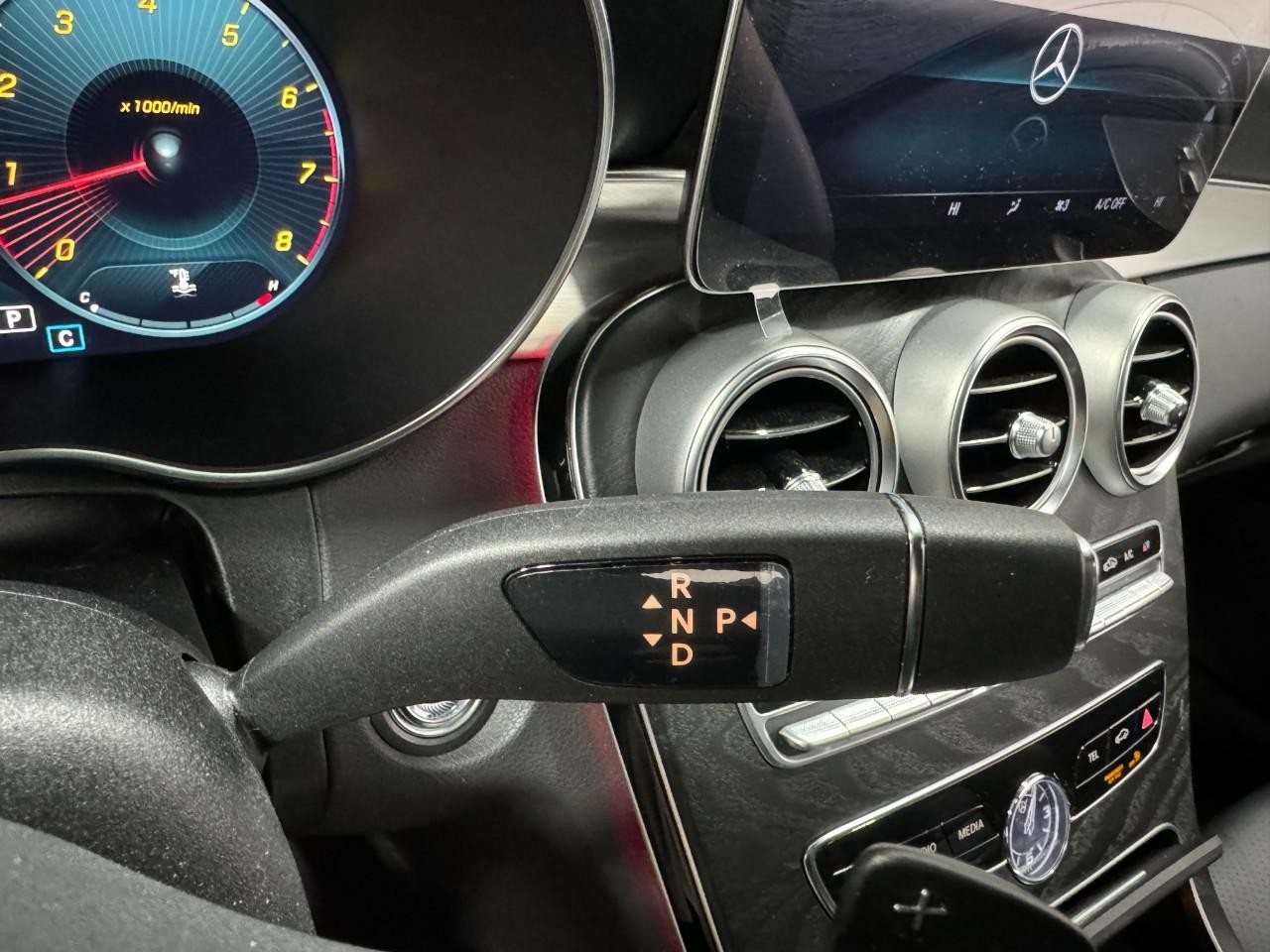 Mercedes-Benz C-Class Vehicle Full-screen Gallery Image 36