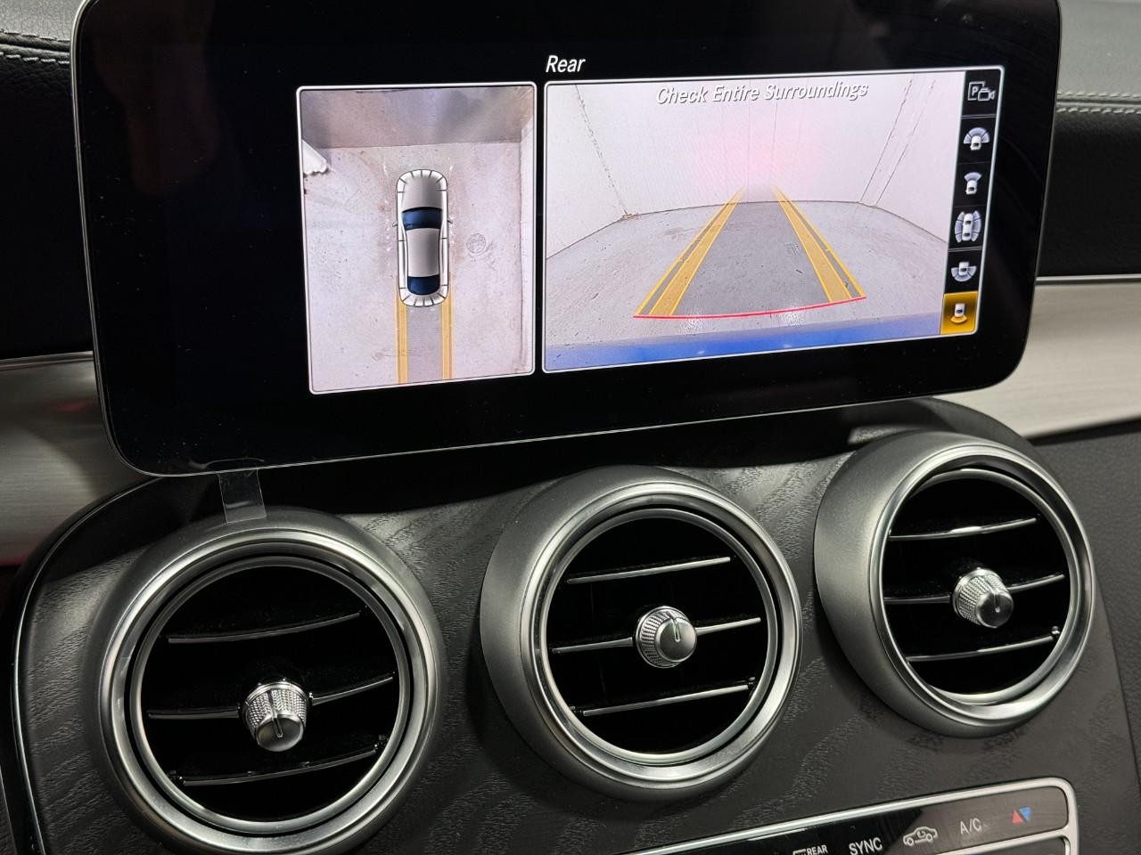 Mercedes-Benz C-Class Vehicle Full-screen Gallery Image 37