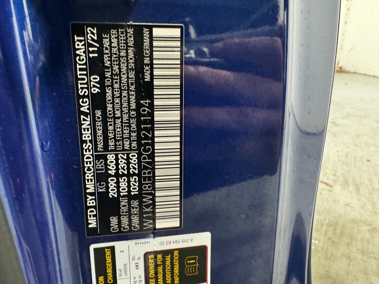 Mercedes-Benz C-Class Vehicle Full-screen Gallery Image 38