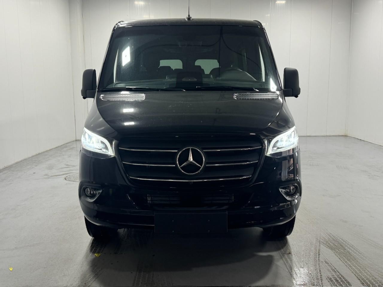 Mercedes-Benz Sprinter Passenger Van Vehicle Full-screen Gallery Image 7