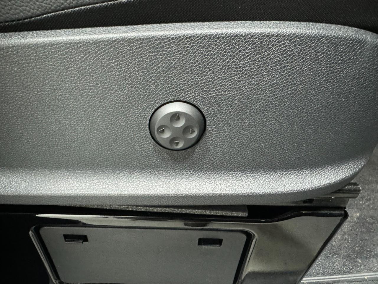 Mercedes-Benz Sprinter Passenger Van Vehicle Full-screen Gallery Image 21