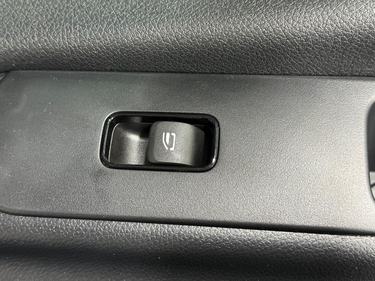 Mercedes-Benz Sprinter Passenger Van Vehicle Full-screen Gallery Image 22