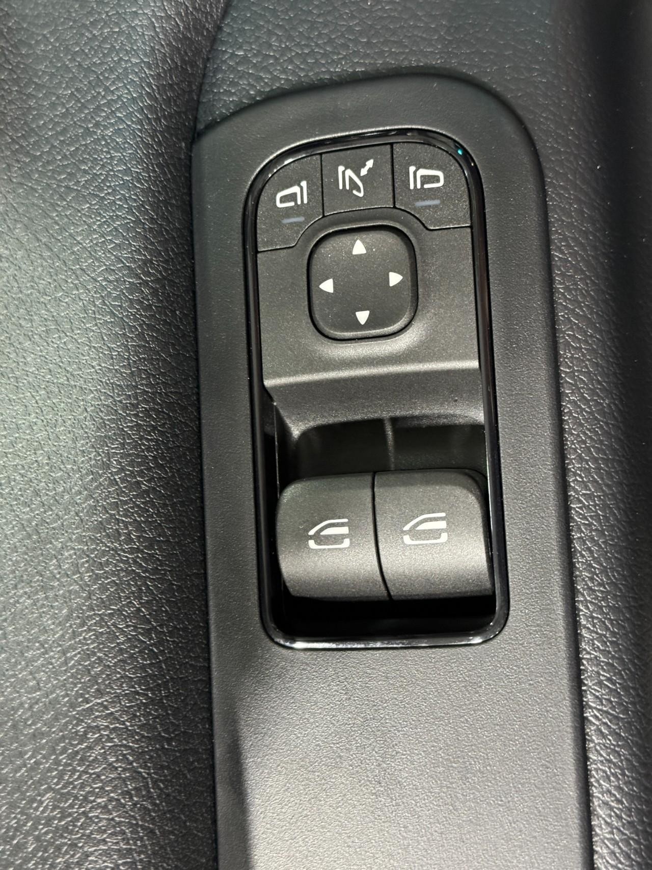 Mercedes-Benz Sprinter Passenger Van Vehicle Full-screen Gallery Image 24