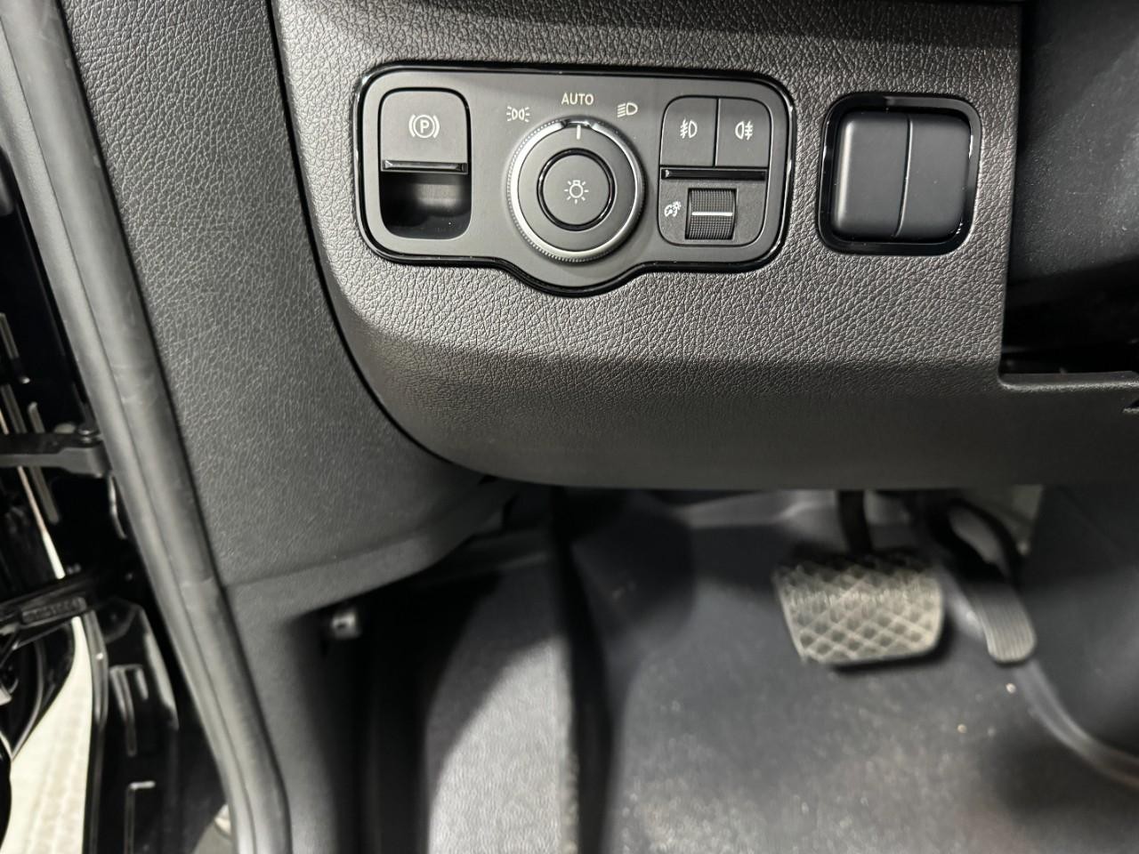 Mercedes-Benz Sprinter Passenger Van Vehicle Full-screen Gallery Image 29