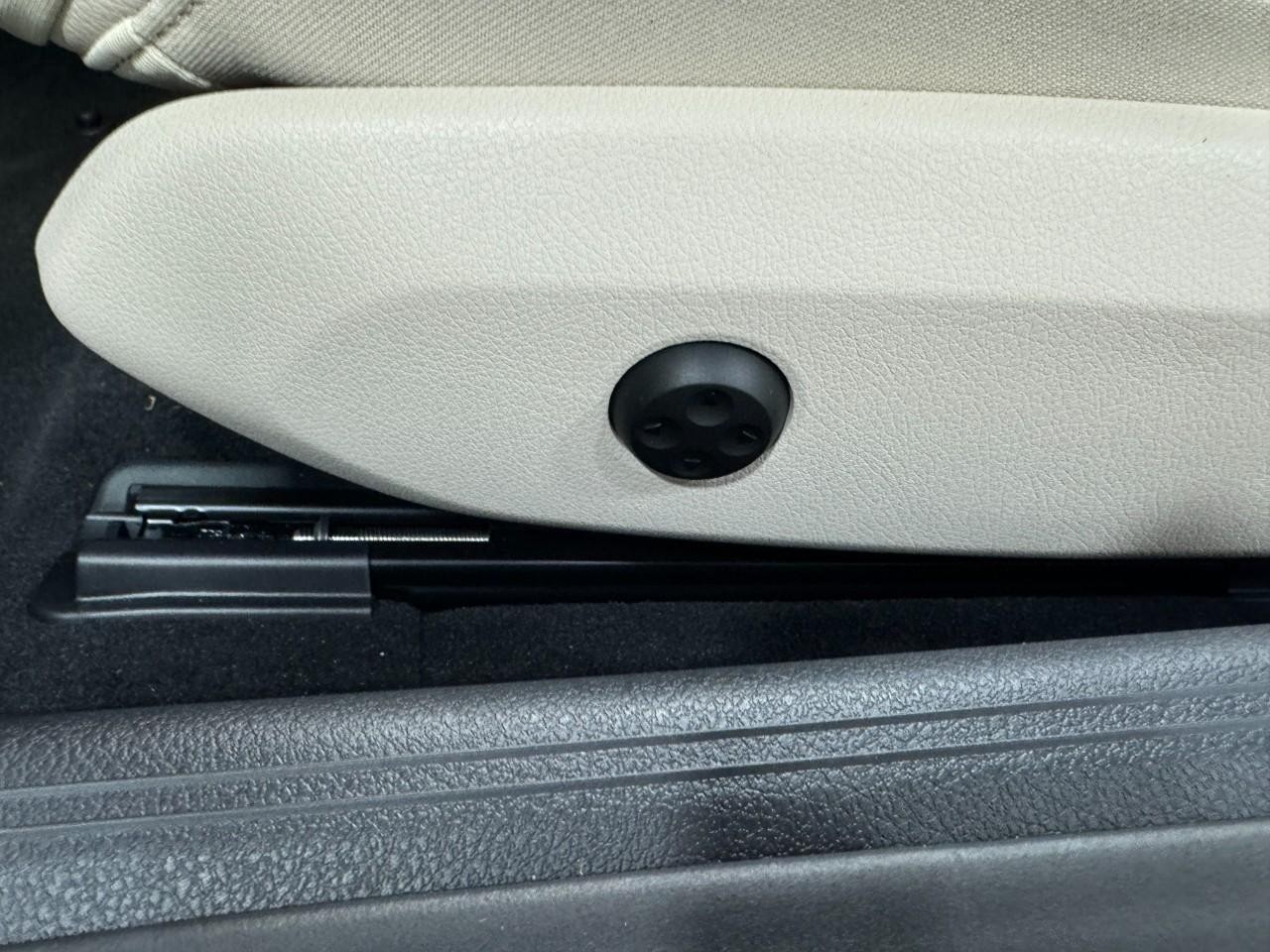 Mercedes-Benz CLE Vehicle Full-screen Gallery Image 28