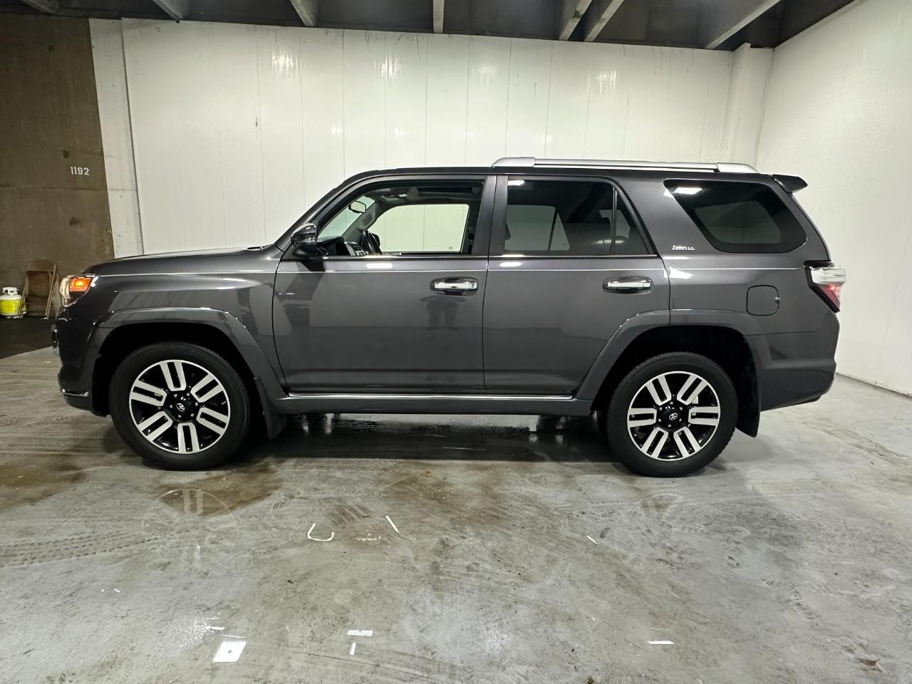 Toyota 4Runner Vehicle Full-screen Gallery Image 2