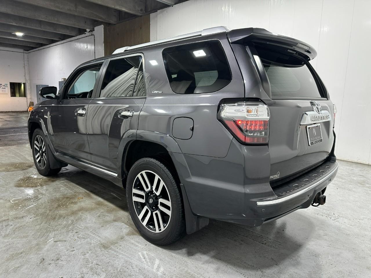 Toyota 4Runner Vehicle Full-screen Gallery Image 3