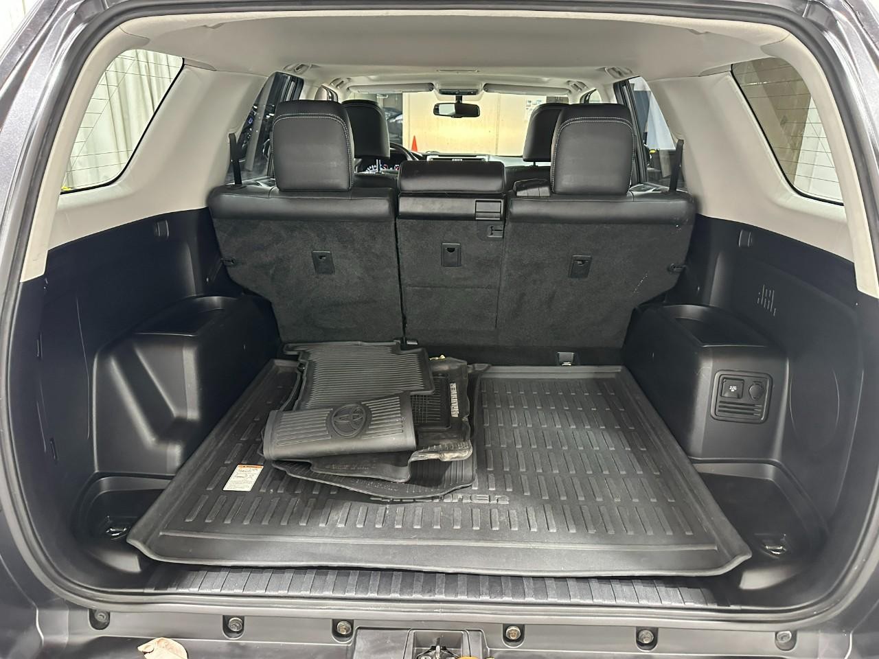 Toyota 4Runner Vehicle Full-screen Gallery Image 5