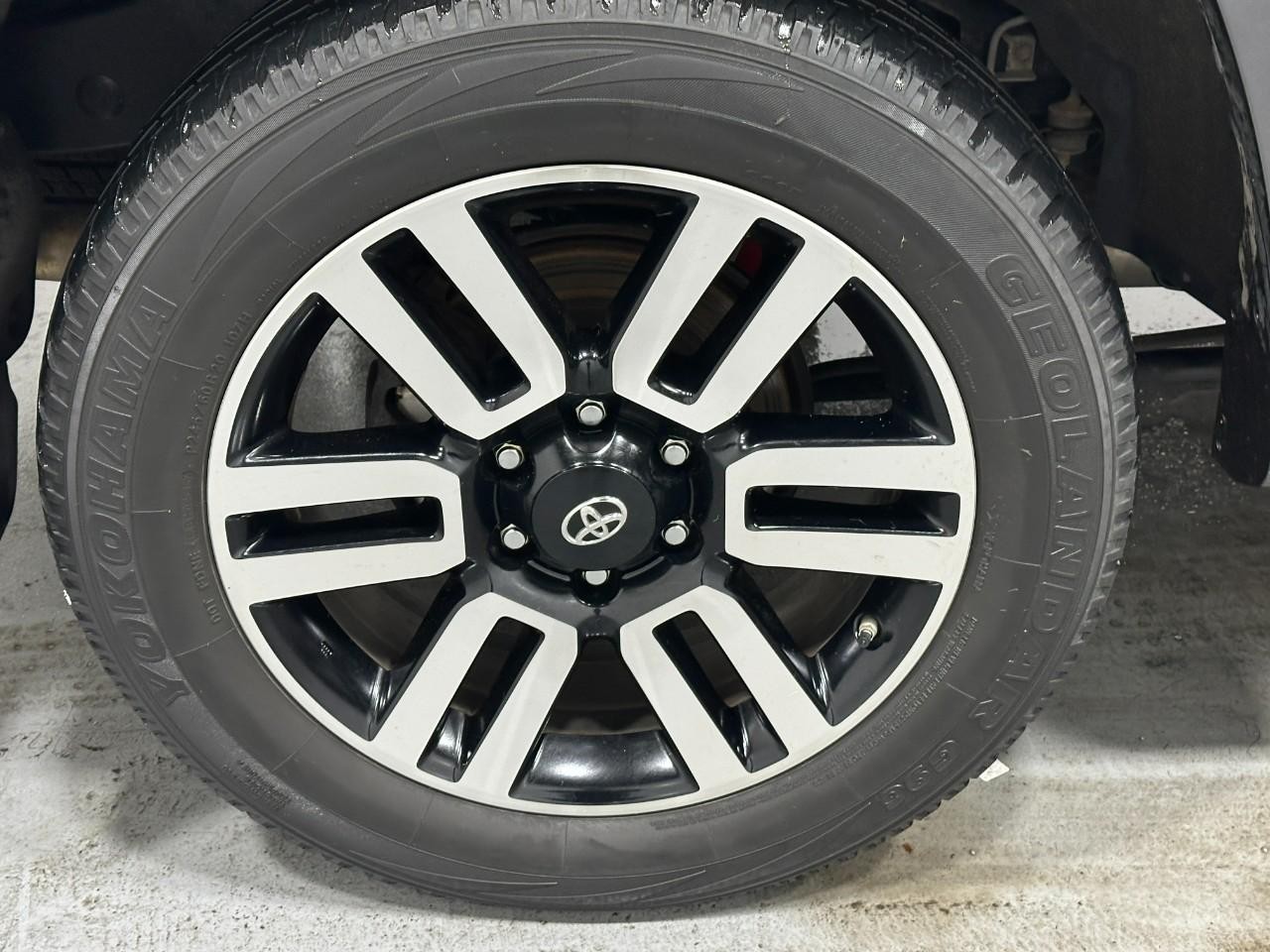 Toyota 4Runner Vehicle Full-screen Gallery Image 7