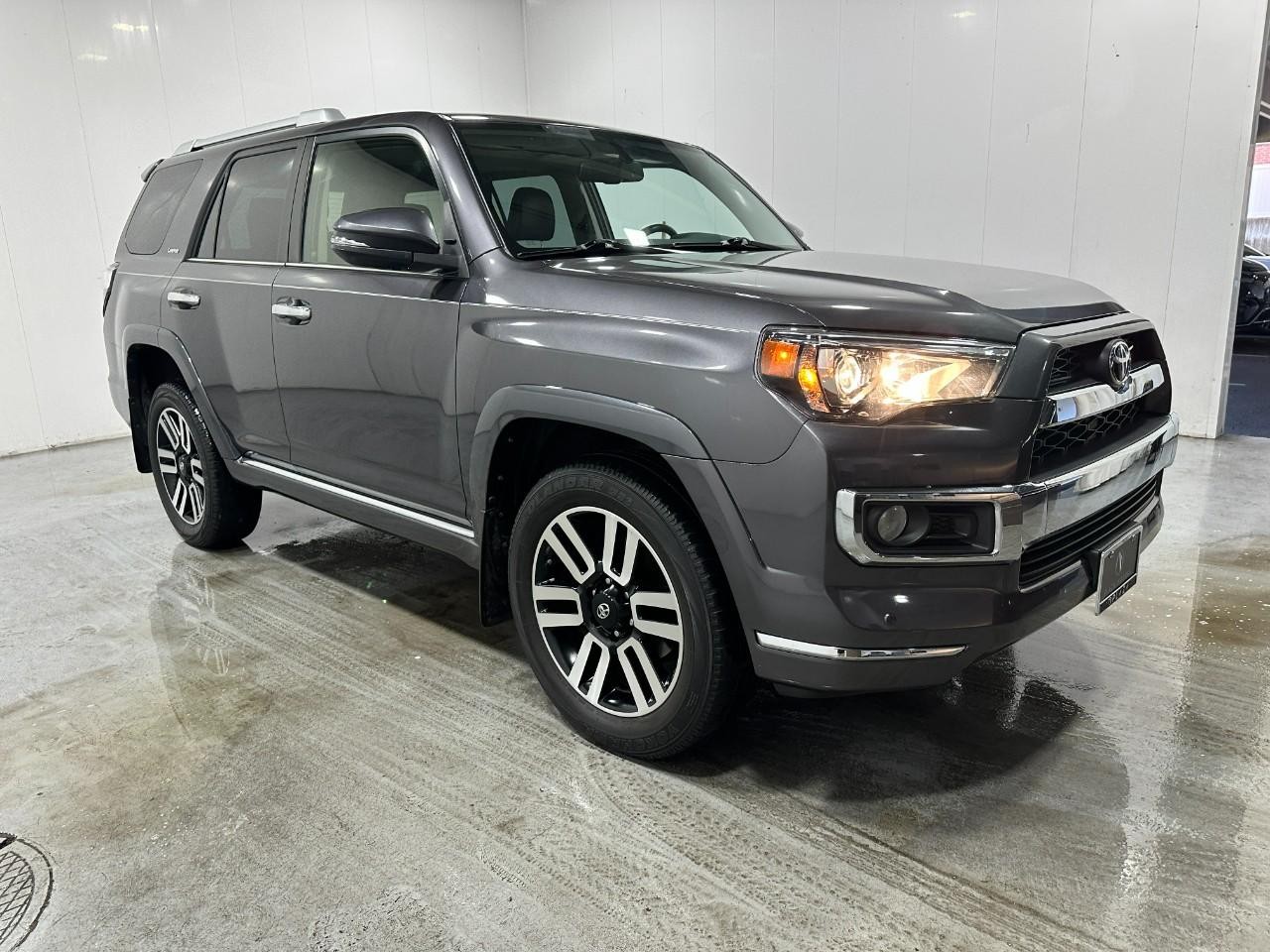 Toyota 4Runner Vehicle Full-screen Gallery Image 9