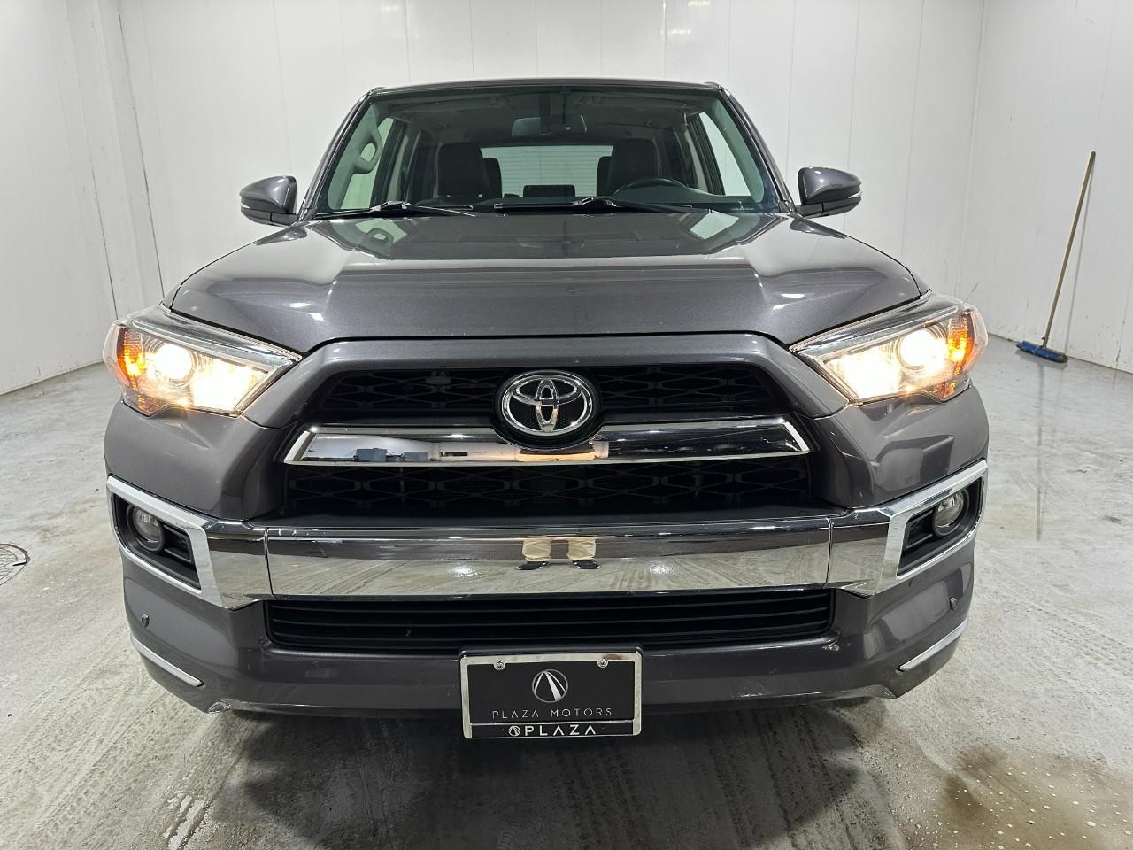 Toyota 4Runner Vehicle Full-screen Gallery Image 10