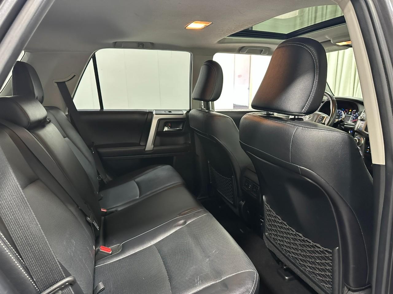 Toyota 4Runner Vehicle Full-screen Gallery Image 11