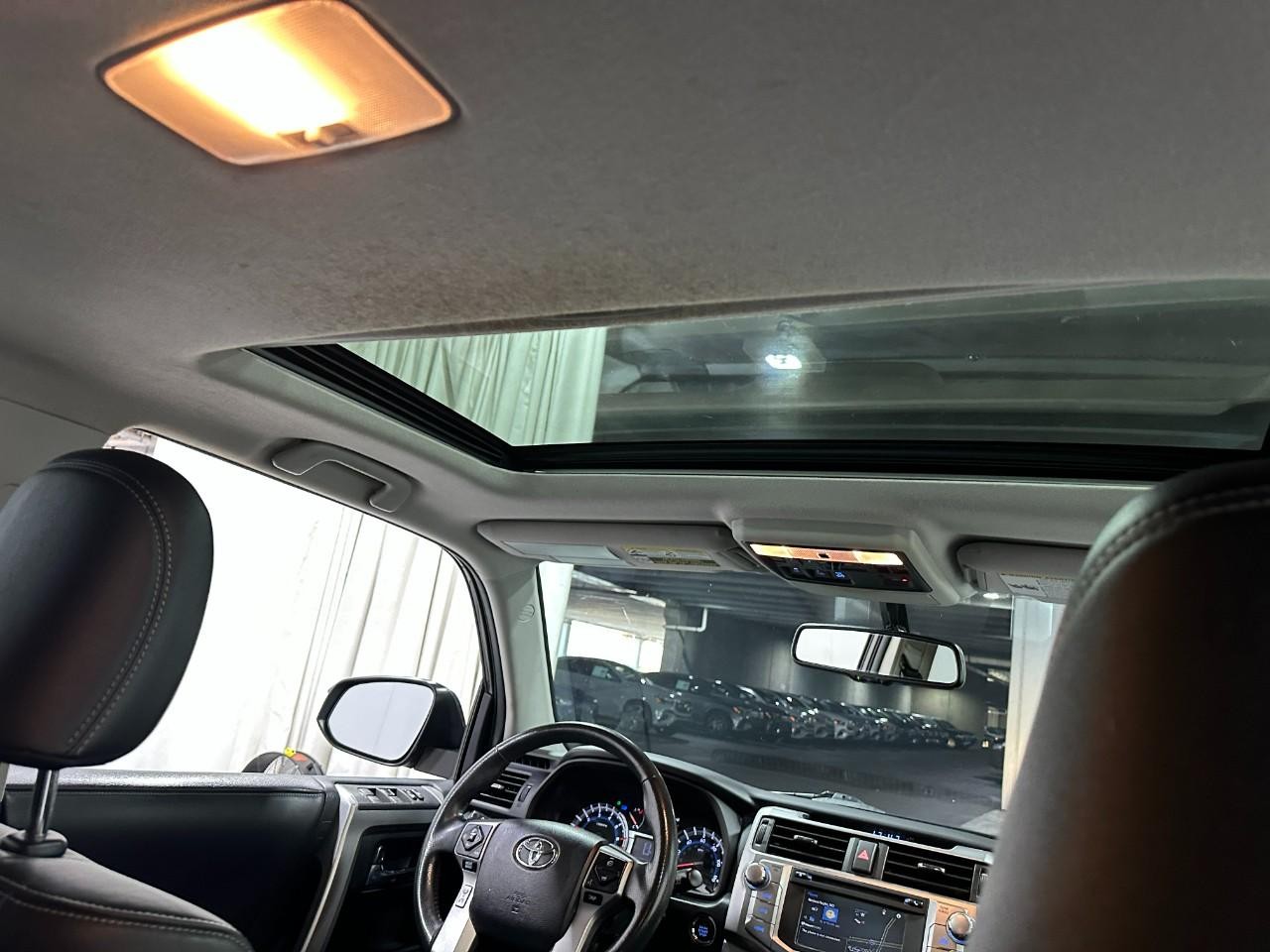 Toyota 4Runner Vehicle Full-screen Gallery Image 12